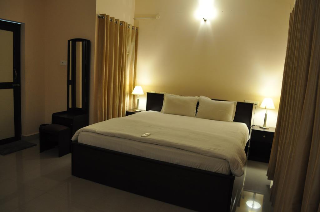 Jyothi Suites Tiruchirappalli Экстерьер фото